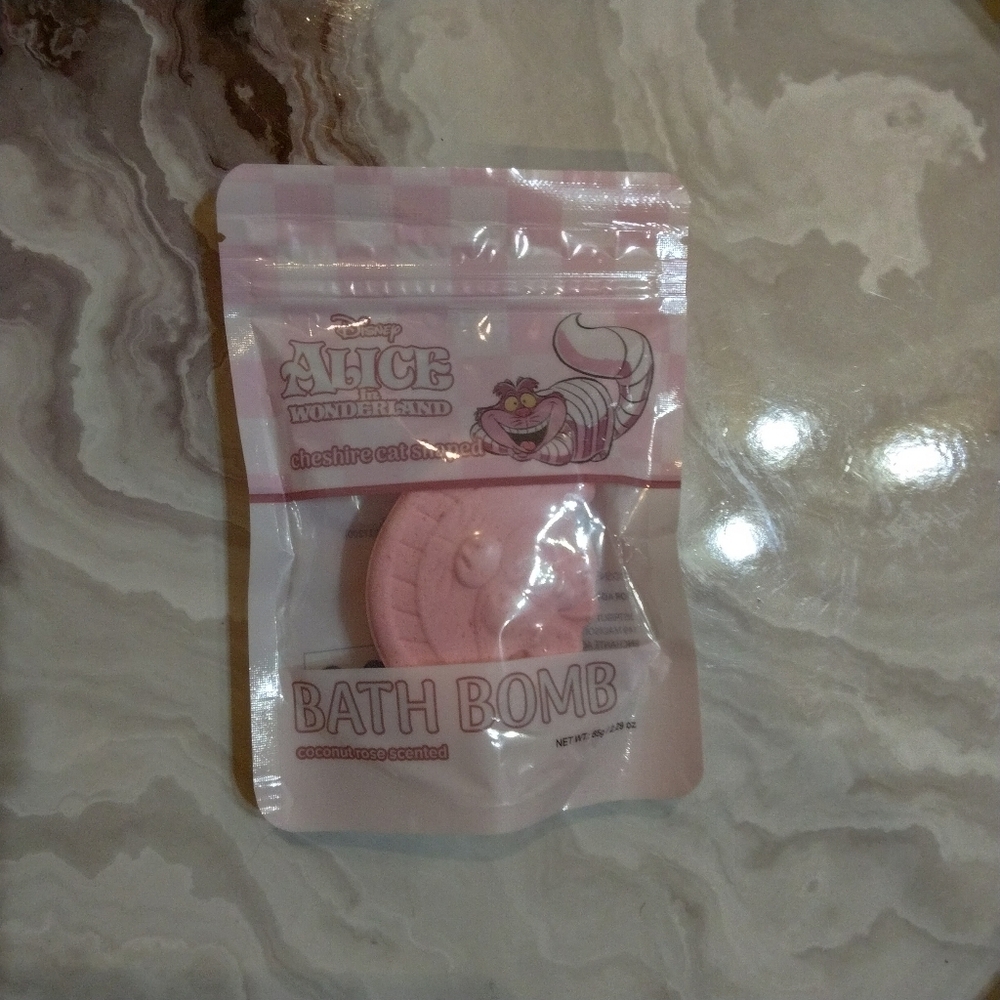 Alice in Wonderland Bath Bomb and Lip Gloss Set - Picture 4 of 4
